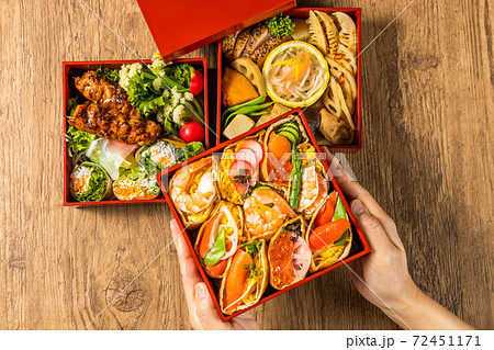 折詰弁当 Typical Japanese lunch box (bento) set 折詰弁当 Typical Japanese lunch box (bento) set 72451171