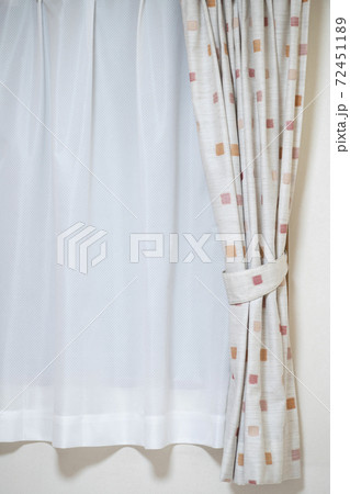 かわいいカーテンのある部屋 72451189