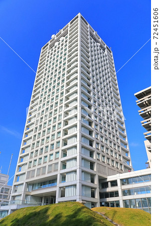 晴天下の香川県庁舎 72451606