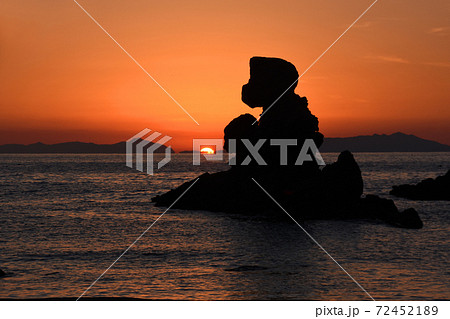 美しい西方海岸の人形岩と夕日 72452189
