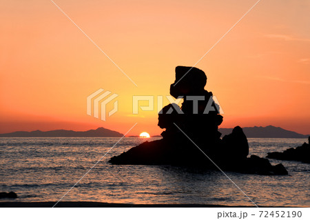 美しい西方海岸の人形岩と夕日 72452190