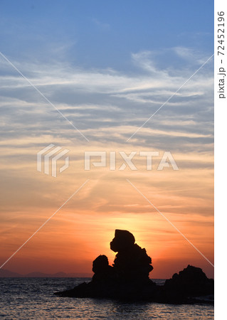 美しい夕暮れ時の西方海岸の人形岩 美しい夕暮れ時の西方海岸の人形岩 72452196