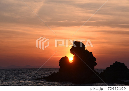 美しい西方海岸の人形岩と夕日 美しい西方海岸の人形岩と夕日 72452199