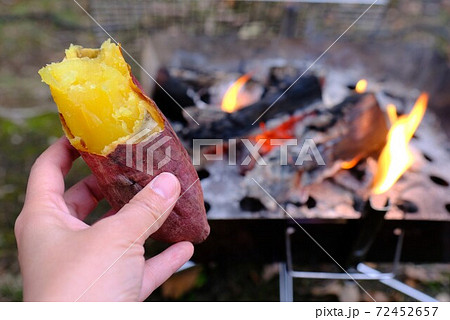 たき火で焼き芋 72452657