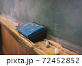 学校の黒板と黒板消しとチョーク 72452852