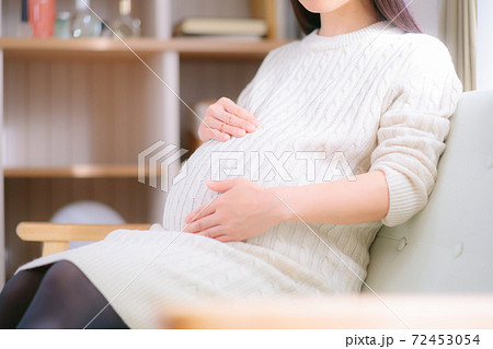 お腹を抱える妊婦　 72453054