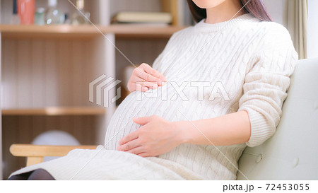 お腹をさする妊婦 16:9 お腹をさする妊婦 16:9 72453055