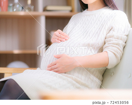 お腹を触る妊婦　4:3 72453056