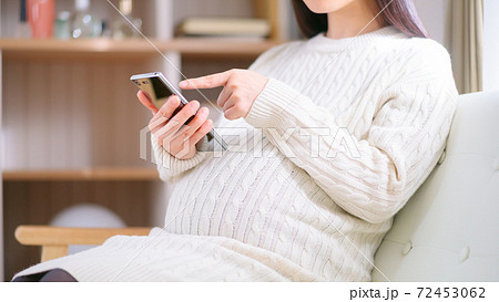 スマホをタップする妊婦　16:9 72453062