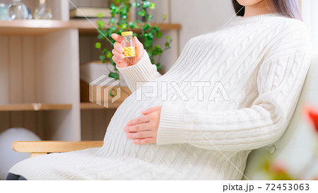くすりと妊婦　薬瓶　16:9 72453063