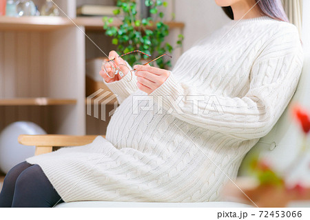 メガネを持つ妊婦 メガネを持つ妊婦 72453066