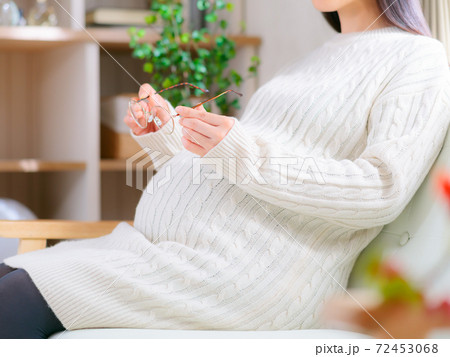 メガネを持つ妊婦 4:3 メガネを持つ妊婦 4:3 72453068