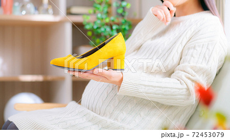 妊婦 靴選び ヒール靴 考える 16 9の写真素材