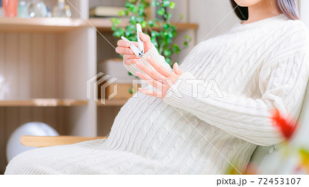 爪を切る妊婦　16:9 72453107