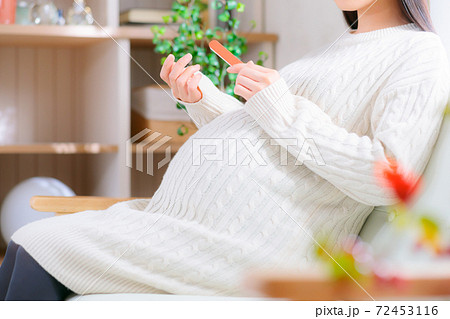 爪を整える妊婦 爪を整える妊婦 72453116