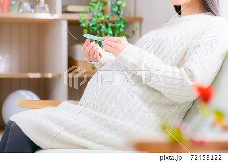 爪を整える妊婦　 72453122