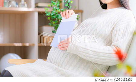 封筒を開封する妊婦 16:9 封筒を開封する妊婦 16:9 72453139