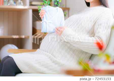肌着を準備する妊婦 肌着を準備する妊婦 72453153