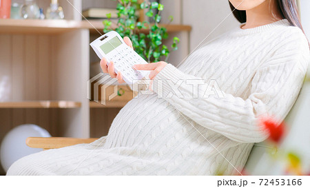 計算する妊婦　16:9 72453166