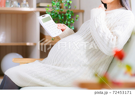 計算する妊婦 考える 計算する妊婦 考える 72453171