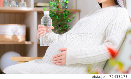 ペットボトル　妊婦　飲料水　16:9 72453173