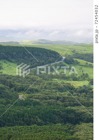大分県由布市・別府市へのやまなみハイウェイの俯瞰 大分県由布市・別府市へのやまなみハイウェイの俯瞰 72454032