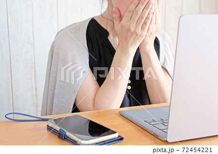 PCを使う女性 72454221