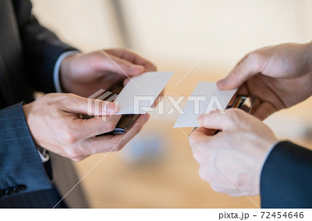 ビジネスマナー 名刺交換の写真素材