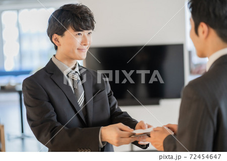 名刺交換をするビジネスマン 72454647
