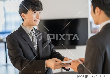 名刺交換をするビジネスマン 名刺交換をするビジネスマン 72454649