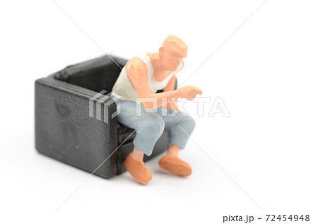 ソファーに座る人物 72454948