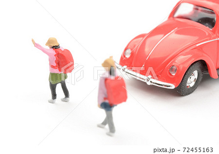 通学中の小学生 72455163