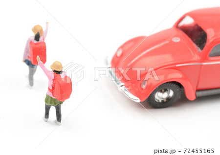 通学中の小学生 72455165