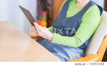 タブレット端末を見る シニア女性 【シニアライフ】 タブレット端末を見る シニア女性 【シニアライフ】 72455448