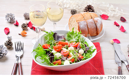 グリーンサラダ（クリスマスカラー、モッツアレラチーズ、ミニトマト、ベビーリーフ他） 72456700