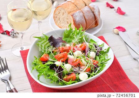 グリーンサラダ クリスマスカラー モッツアレラチーズ ミニトマト ベビーリーフ他 の写真素材