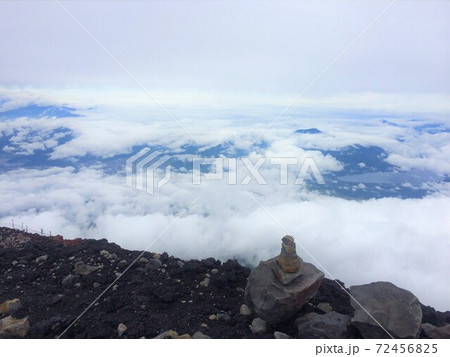 雲を超えてもまだ上に雲。寒すぎる真夏の富士登山 雲を超えてもまだ上に雲。寒すぎる真夏の富士登山 72456825