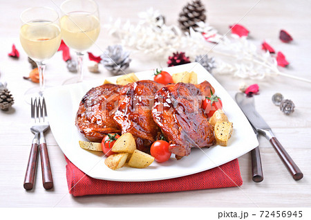 クリスマスのローストチキン ローストレッグ 鶏モモ肉焼き 鶏肉照り焼き クリスマス料理 チキン の写真素材