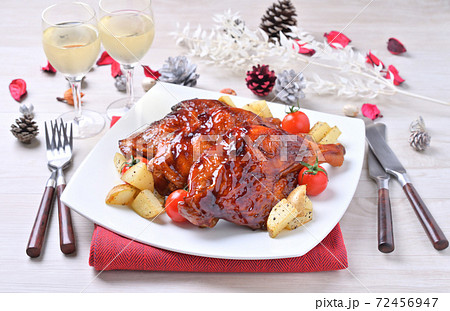 クリスマスのローストチキン ローストレッグ 鶏モモ肉焼き 鶏肉照り焼き クリスマス料理 チキン の写真素材