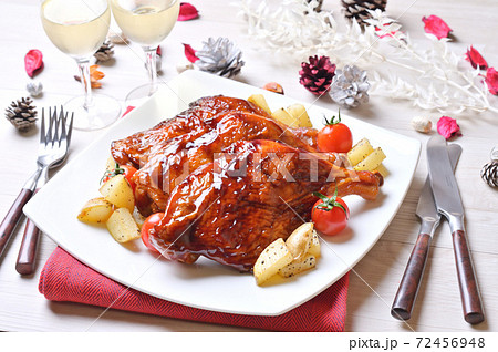 クリスマスのローストチキン ローストレッグ 鶏モモ肉焼き 鶏肉照り焼き クリスマス料理 チキン の写真素材