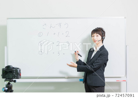オンライン授業をする若い女性講師 オンライン授業をする若い女性講師 72457091