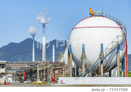 コンビナートと大型タンク 72457260