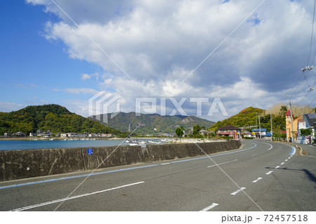広島県　瀬戸内の海に沿う弧を描く道路　しまなみ海道サイクリングロード 72457518