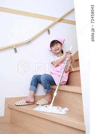 クイックルワイパーで掃除を手伝う5歳の女の子 72458045