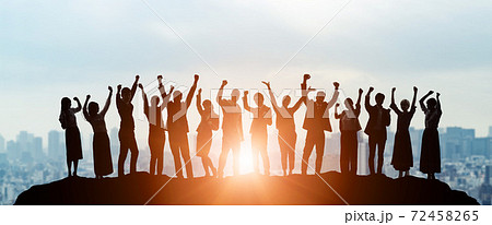 喜ぶ人々　サクセス　成功　達成 72458265