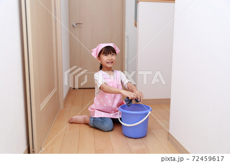 雑巾で床の拭き掃除を手伝う5歳の女の子 72459617