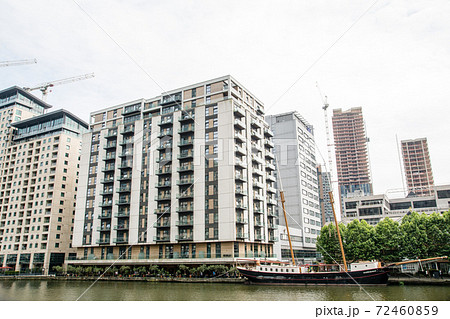 ロンドン東のドックランズの街並み 高層ビルと高いマストのボート ロンドン東のドックランズの街並み 高層ビルと高いマストのボート 72460859