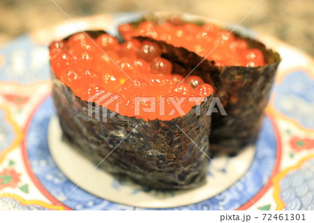 美味しい回転寿司のいくら軍艦巻 美味しい回転寿司のいくら軍艦巻 72461301