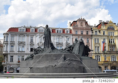 プラハ 旧市街広場のヤン フス像の写真素材