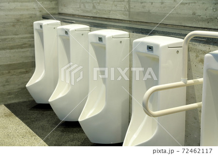 清潔な男性トイレ（小便器） 72462117